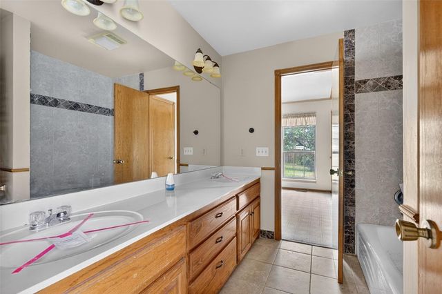 1813 Kingsgate Terrace, Yukon, OK 73099