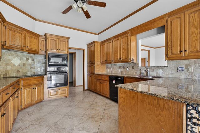 1813 Kingsgate Terrace, Yukon, OK 73099