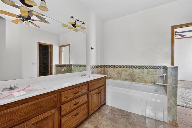 1813 Kingsgate Terrace, Yukon, OK 73099