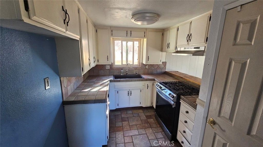 Image 11 of property listing at 32745 Hilltop, Running Springs, CA 92382