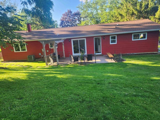 607 8th Avenue, New Glarus, WI 53574