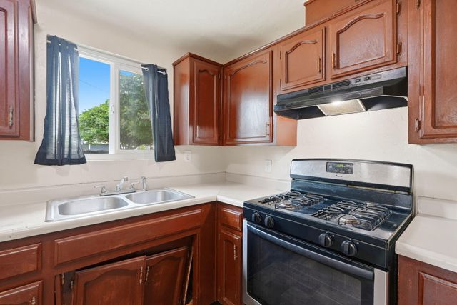 594 N Front, Earlimart, CA 93219