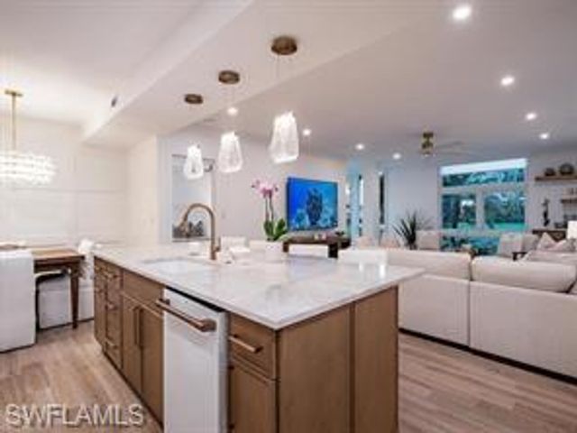 400 Park Shore DR # 102, Naples, FL 34103