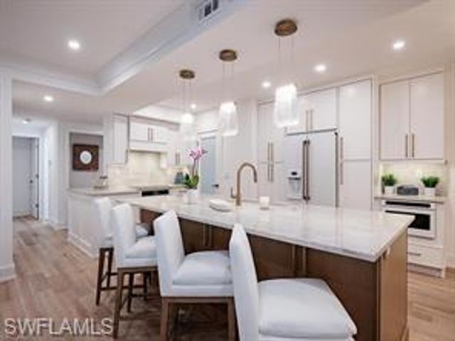 400 Park Shore DR # 102, Naples, FL 34103