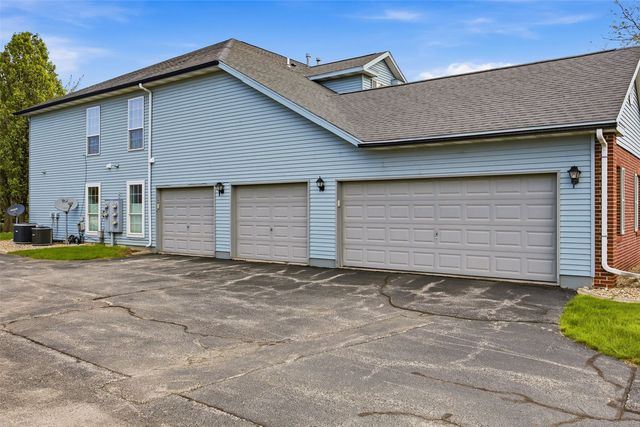 3260 Willowridge Drive D, Marion, IA 52302