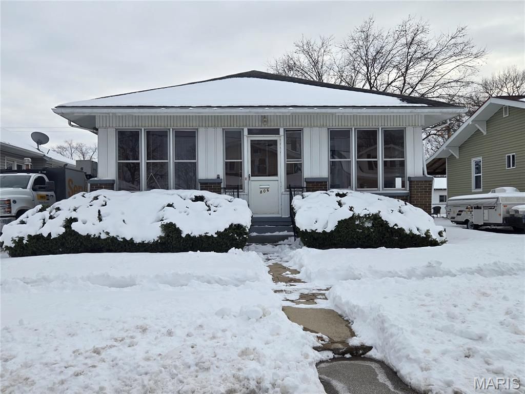 806 E Lorena Avenue, Wood River, IL 62095