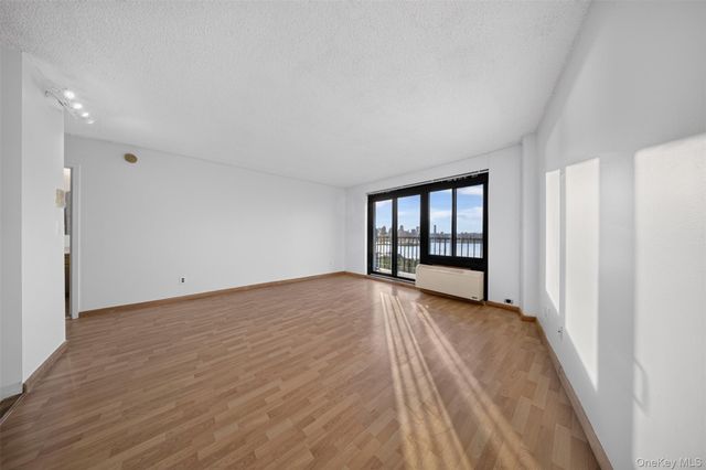 25-40 Shore Boulevard 15Q, Astoria, NY 11222