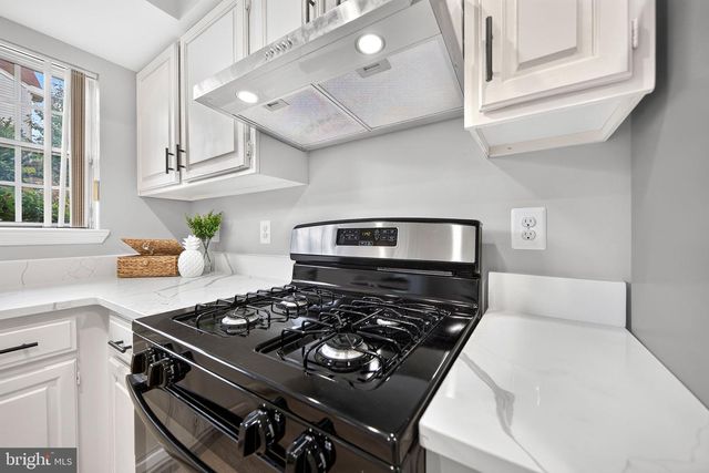 6576 MEDINAH LN, Alexandria, VA 22312