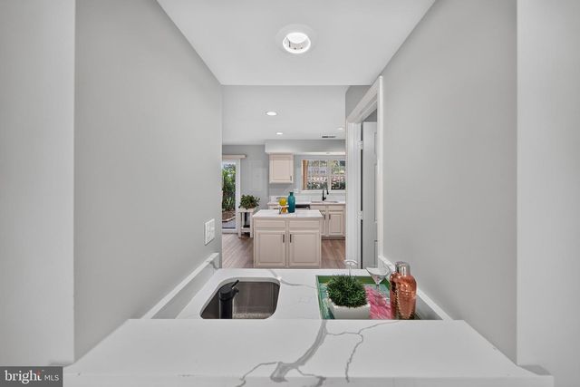 6576 MEDINAH LN, Alexandria, VA 22312