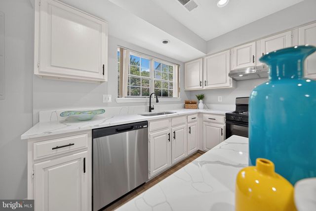 6576 MEDINAH LN, Alexandria, VA 22312