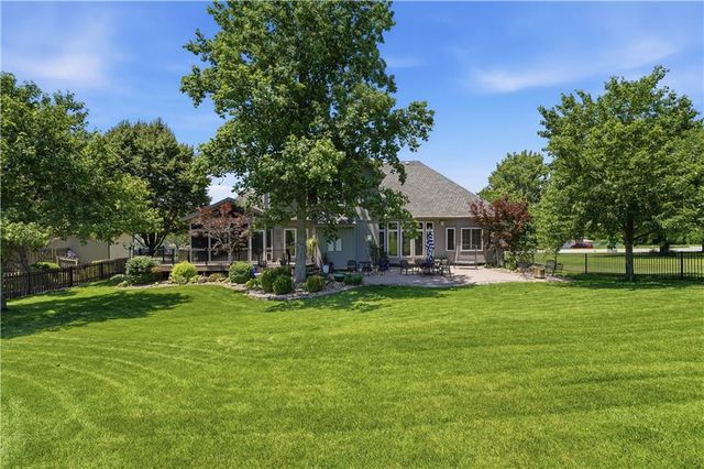 579 N Winnebago Drive, Lake Winnebago, MO 64034