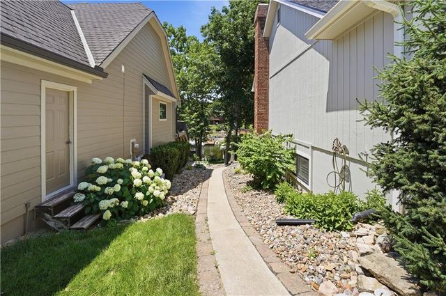 579 N Winnebago Drive, Lake Winnebago, MO 64034