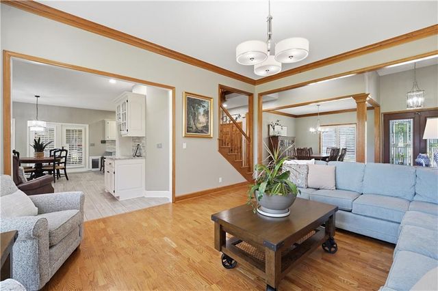 579 N Winnebago Drive, Lake Winnebago, MO 64034