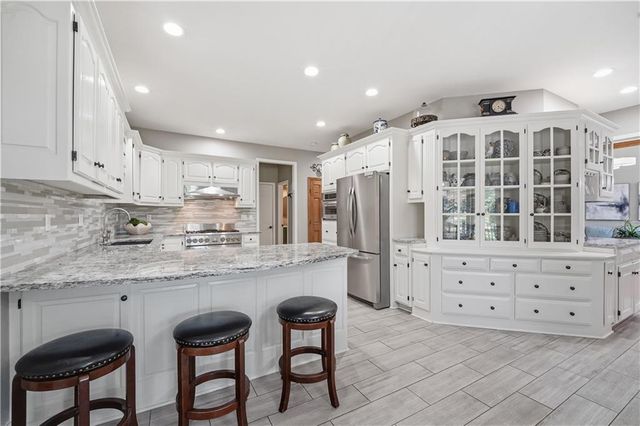 579 N Winnebago Drive, Lake Winnebago, MO 64034