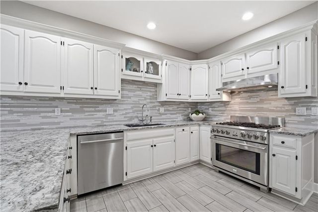 579 N Winnebago Drive, Lake Winnebago, MO 64034