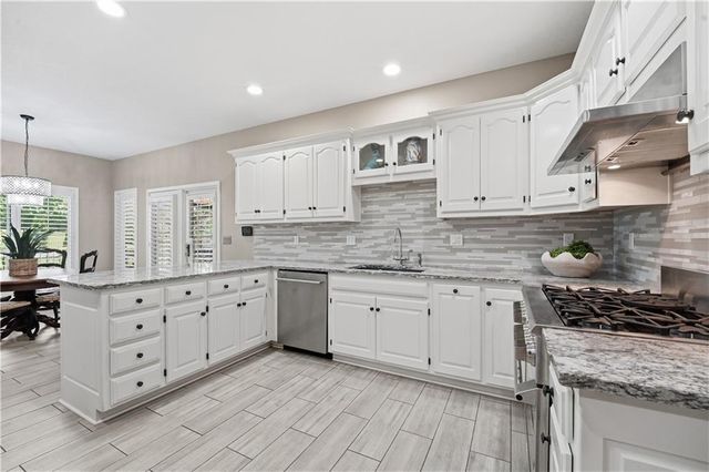 579 N Winnebago Drive, Lake Winnebago, MO 64034