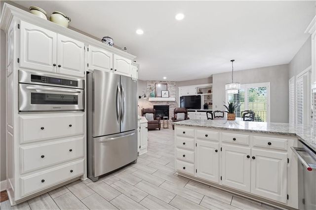 579 N Winnebago Drive, Lake Winnebago, MO 64034