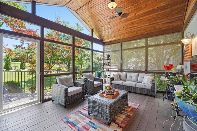 579 N Winnebago Drive, Lake Winnebago, MO 64034