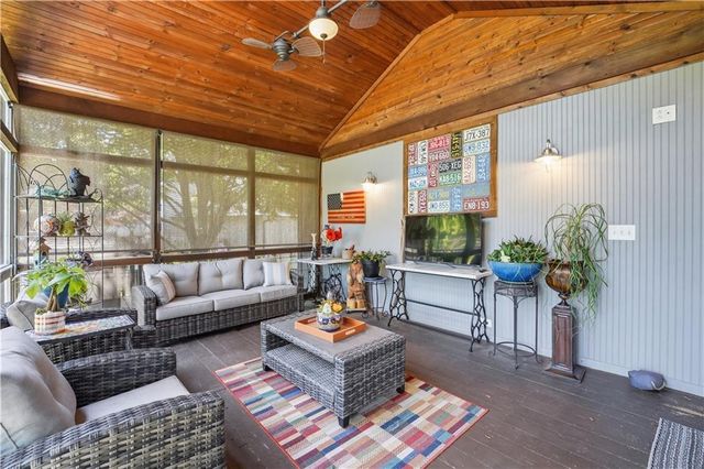 579 N Winnebago Drive, Lake Winnebago, MO 64034