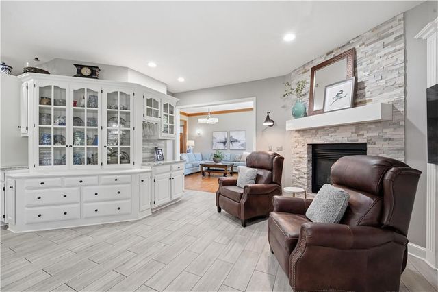 579 N Winnebago Drive, Lake Winnebago, MO 64034