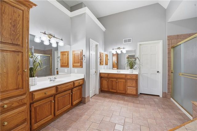 579 N Winnebago Drive, Lake Winnebago, MO 64034