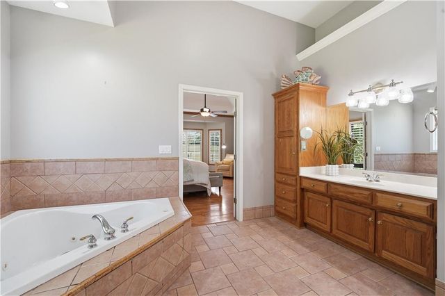 579 N Winnebago Drive, Lake Winnebago, MO 64034