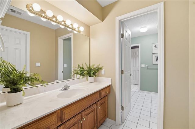 579 N Winnebago Drive, Lake Winnebago, MO 64034