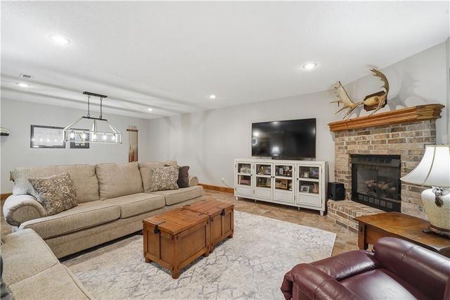 579 N Winnebago Drive, Lake Winnebago, MO 64034