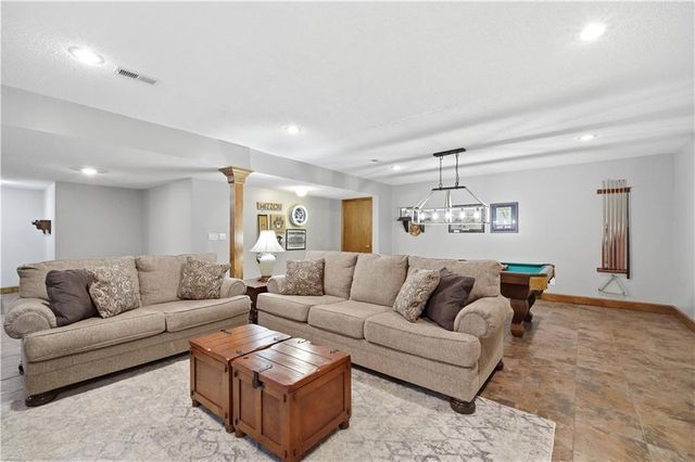 579 N Winnebago Drive, Lake Winnebago, MO 64034