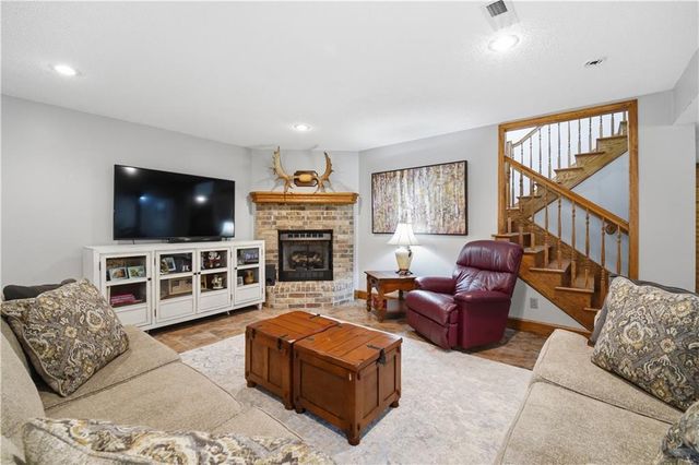 579 N Winnebago Drive, Lake Winnebago, MO 64034