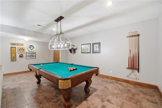 579 N Winnebago Drive, Lake Winnebago, MO 64034