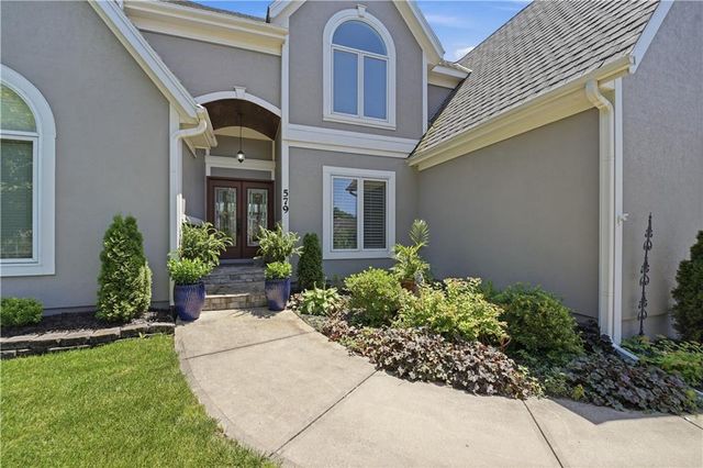 579 N Winnebago Drive, Lake Winnebago, MO 64034