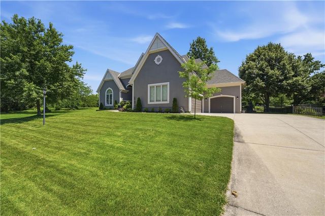 579 N Winnebago Drive, Lake Winnebago, MO 64034