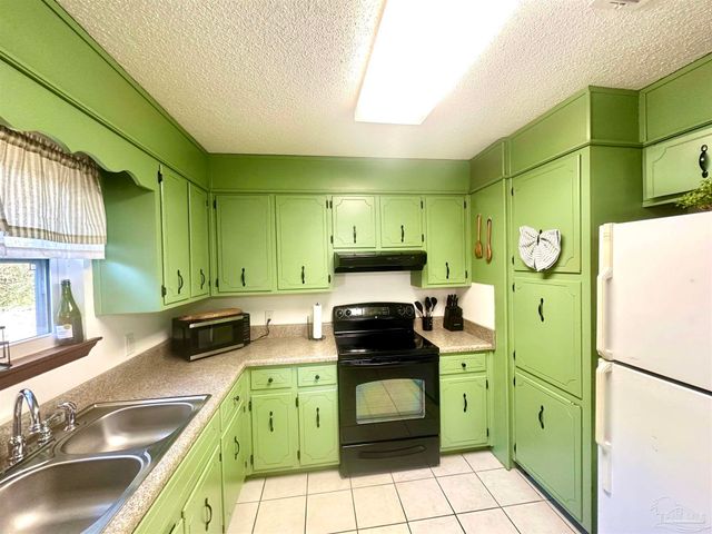 5057 Babb Ln, Pace, FL 32571