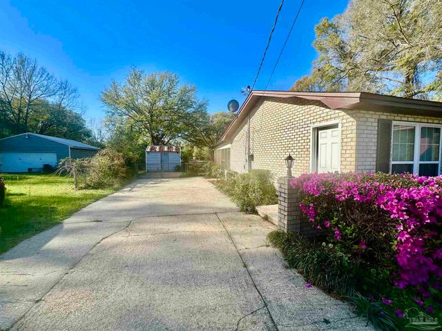 5057 Babb Ln, Pace, FL 32571