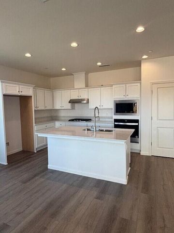 3118 Scoon Place, Tulare, CA 93274