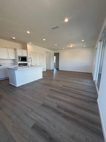 3118 Scoon Place, Tulare, CA 93274