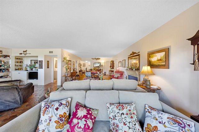 3930 Oaks Clubhouse Drive 105, Pompano Beach, FL 33069