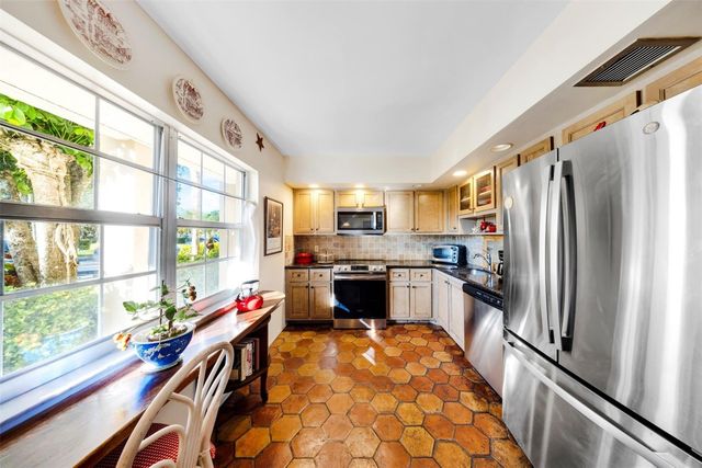 3930 Oaks Clubhouse Drive 105, Pompano Beach, FL 33069