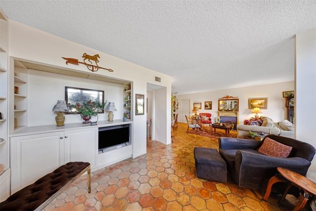 3930 Oaks Clubhouse Drive 105, Pompano Beach, FL 33069