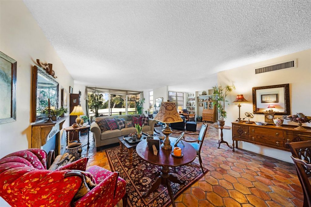 3930 Oaks Clubhouse Drive 105, Pompano Beach, FL 33069