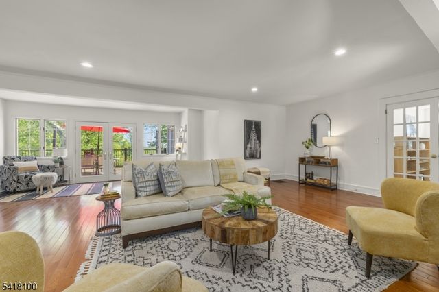 372 Wyoming Ave, Millburn Twp., NJ 07041
