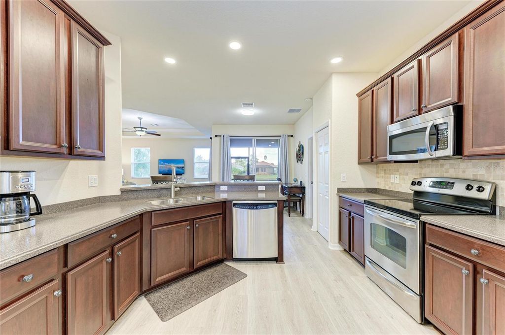 Image 11 of property listing at 220 RIVER ENCLAVE COURT, Bradenton, FL 34212