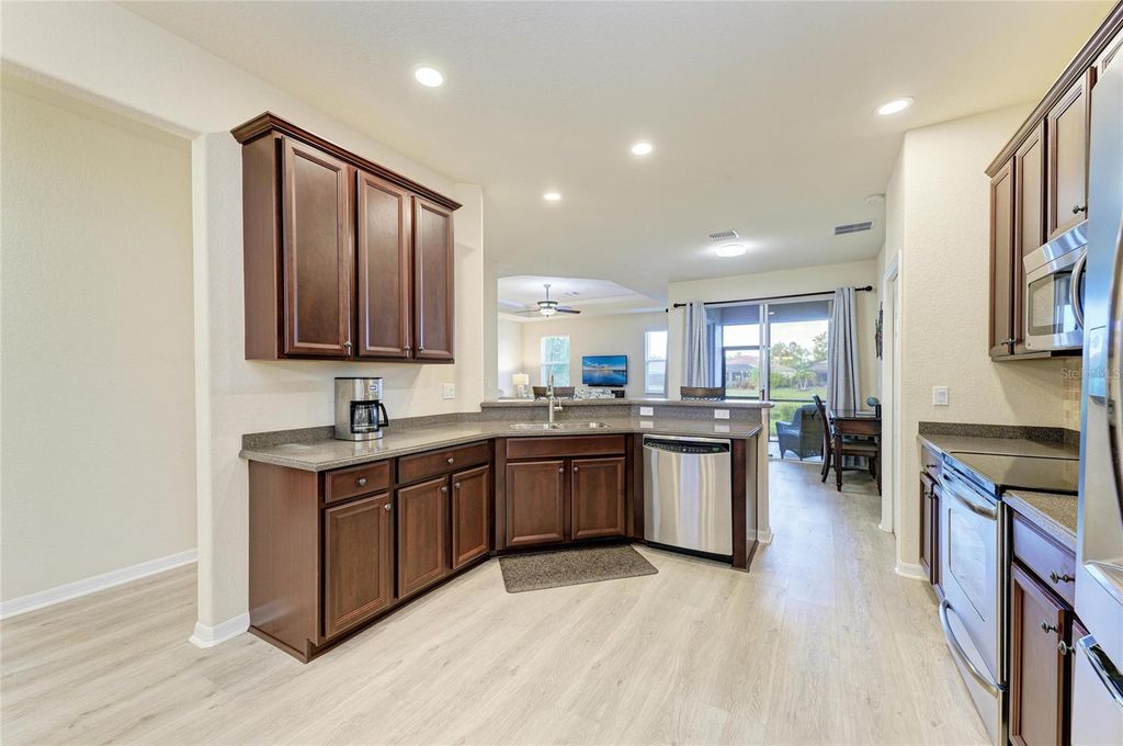 Image 15 of property listing at 220 RIVER ENCLAVE COURT, Bradenton, FL 34212