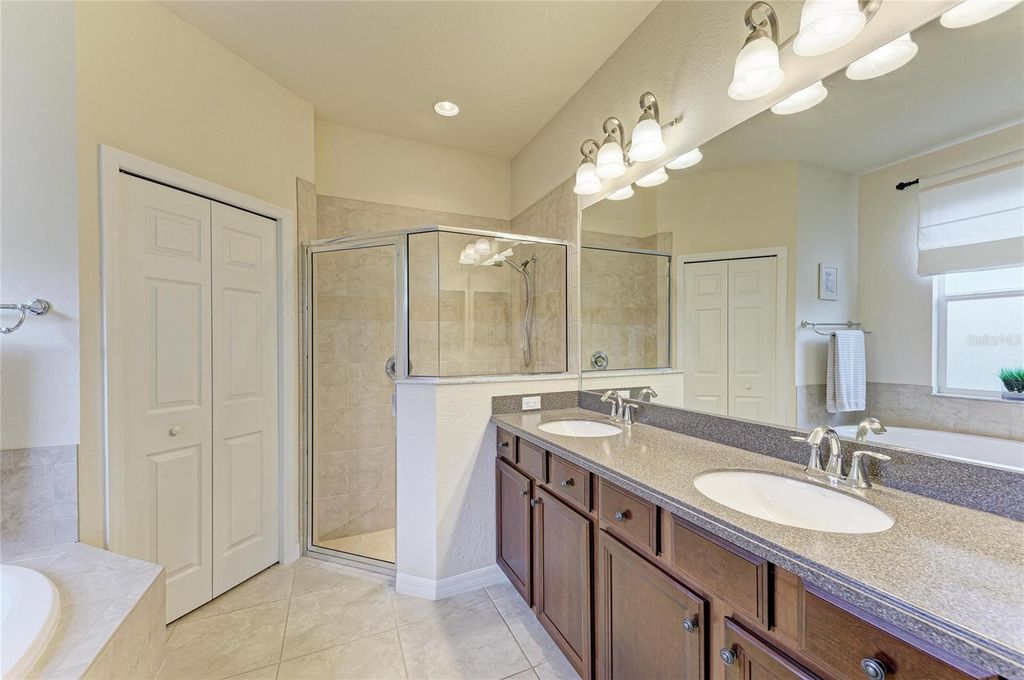Image 30 of property listing at 220 RIVER ENCLAVE COURT, Bradenton, FL 34212