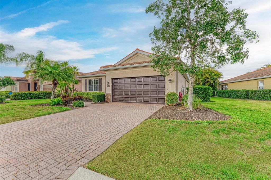 Image 5 of property listing at 220 RIVER ENCLAVE COURT, Bradenton, FL 34212