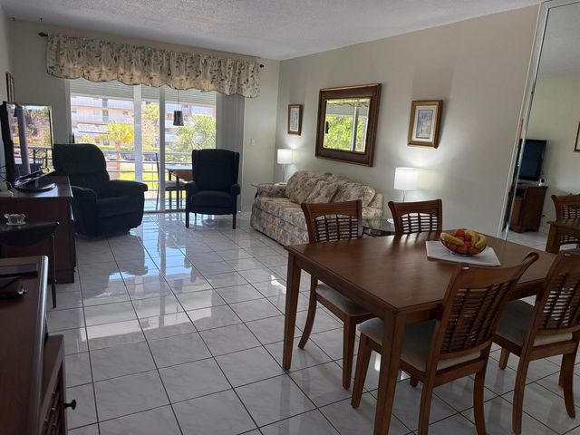 2861 NW 47th Terrace 304b, Lauderdale Lakes, FL 33313