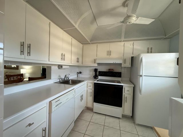 2861 NW 47th Terrace 304b, Lauderdale Lakes, FL 33313