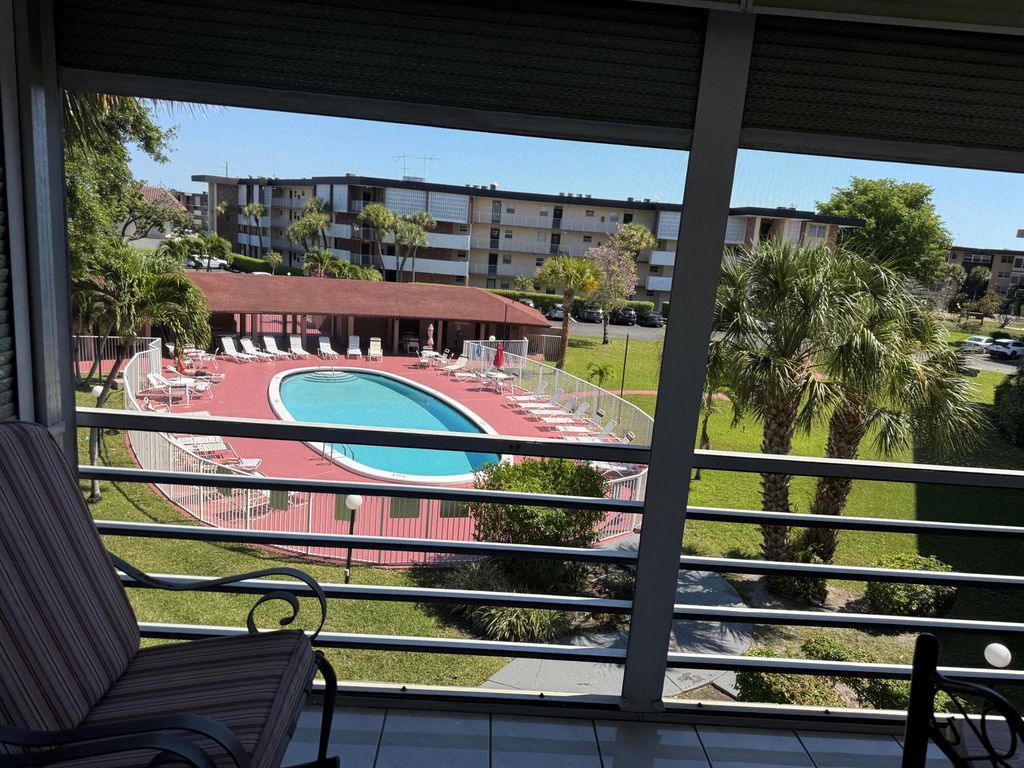 2861 NW 47th Terrace 304b, Lauderdale Lakes, FL 33313