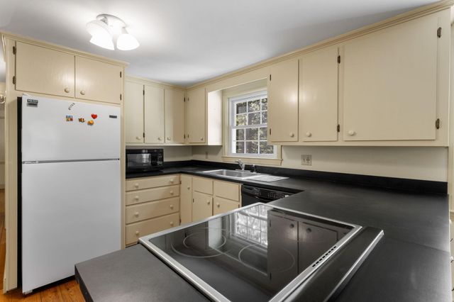 16 Greengate Road, Falmouth, MA 02540